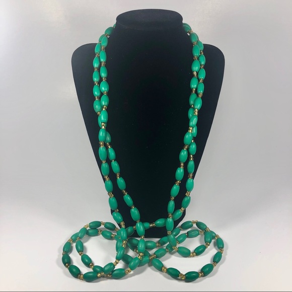 Jewelry - Vintage green necklace